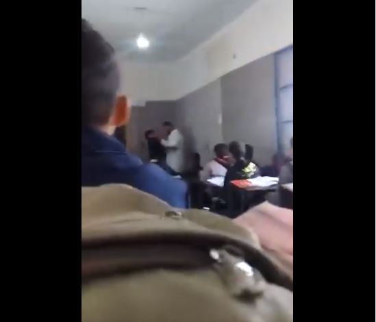 شاهد الفيديو/ معلم يعتدي بالعنف على تلميذ