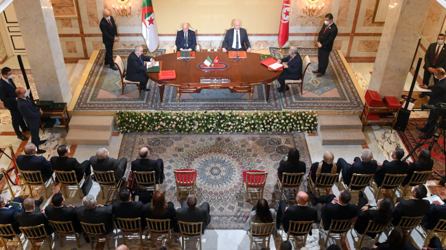 إمضاء 27 إتفاقية ومذكرة تفاهم بين تونس والجزائر