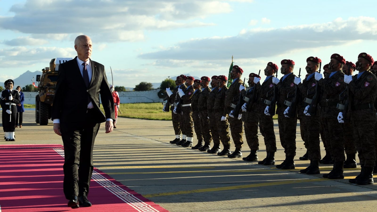 سعيّد يشرف على توديع سرية عسكرية تونسية متجهة إلى إفريقيا الوسطى