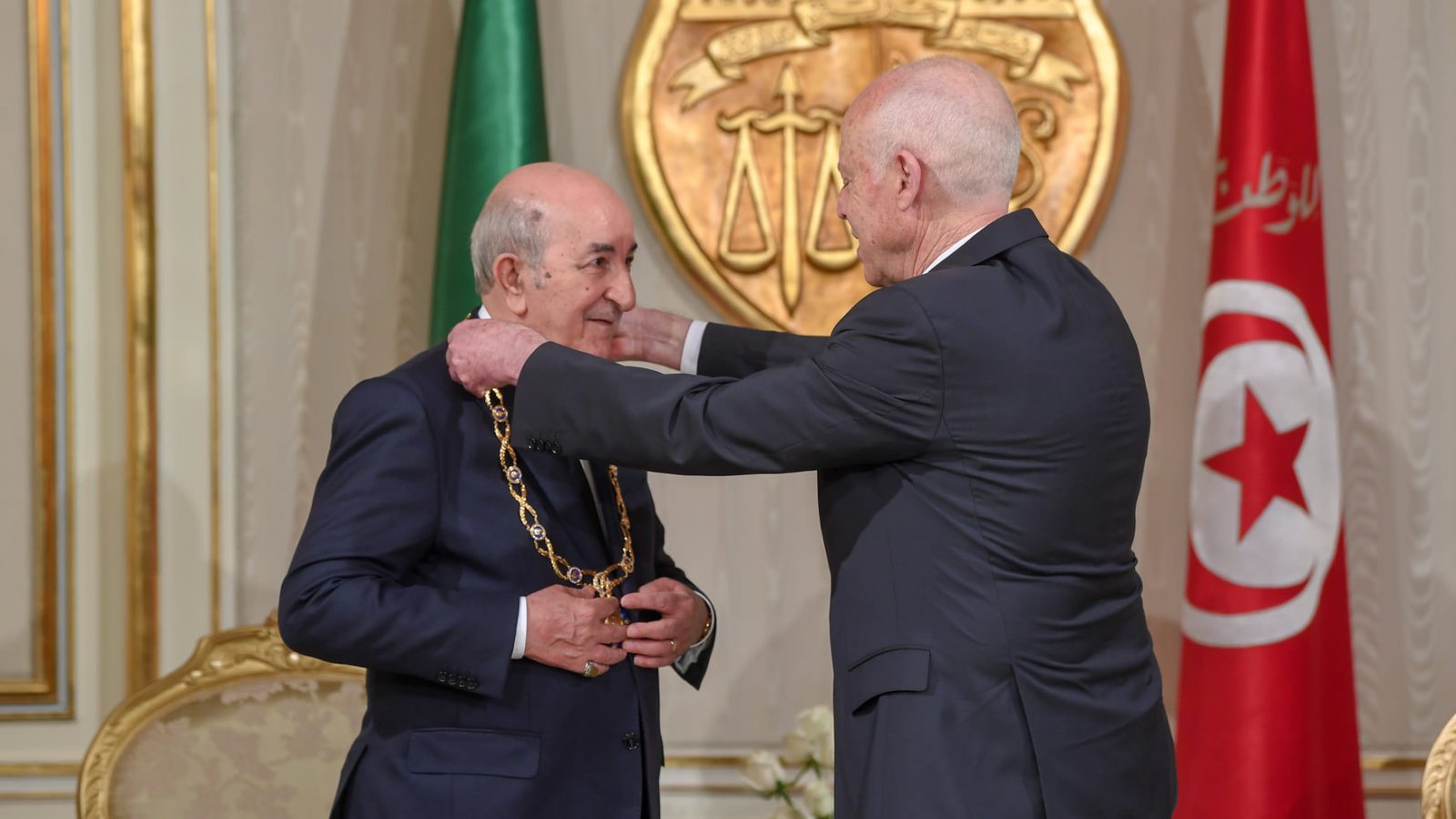 توسيم الرئيس الجزائري ومأدبة عشاء رسمية (فيديو)