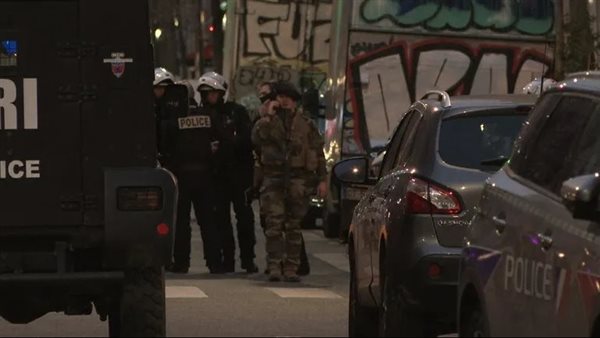 تونسي مسلح يحتجز رهائن بمركز تجاري بباريس