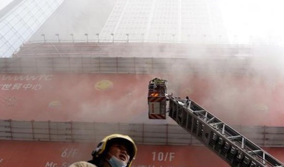 فيديو/ إجلاء مئات العالقين بعد نشوب حريق بمركز التجارة العالمي