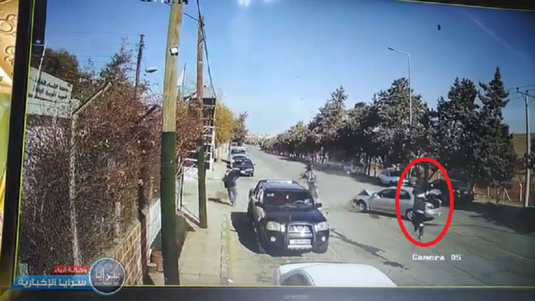 شاهد الفيديو/ لحظة تصادم بين دراجة نارية وسيارة