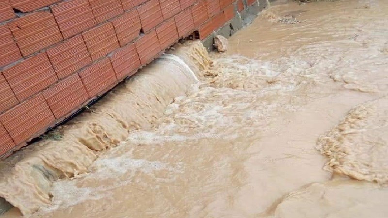 بوسالم/ مياه الامطار تحاصر المنازل والأهالي يستغيثون