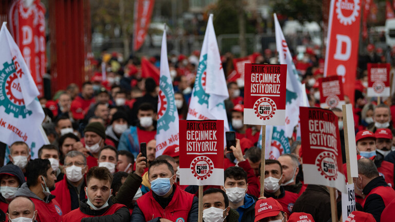 اسطنبول/ الآلاف يتظاهرون احتجاجا على تدهور الأوضاع الاقتصادية