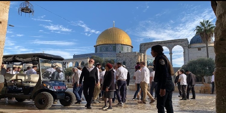 القدس/ عشرات المستوطنين يقتحمون المسجد الأقصى ويقيمون صلوات تلموديّة