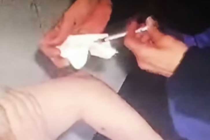 كاميرا خفية تفضح ممرضة/ تظاهرت بتطعيمهم وزورت شهادات التلقيح (فيديو)