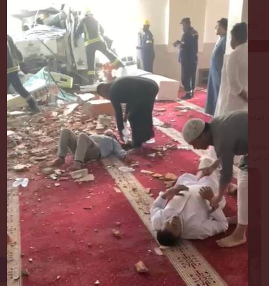 شاهد الفيديو/ شاحنة تقتحم مسجدا وتخلف عددا من الجرحى