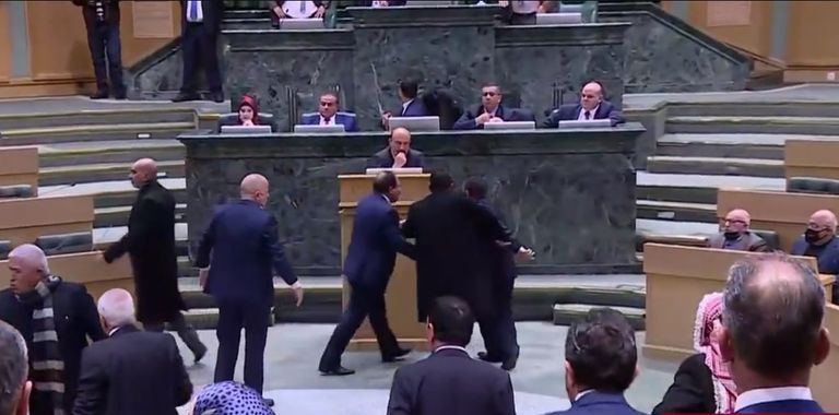 فوضى ومشاحنات في البرلمان الأردني (فيديو)