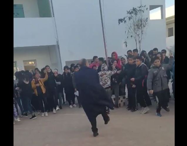 شاهد الفيديو/ مدير مدرسة يرقص مع التلاميذ
