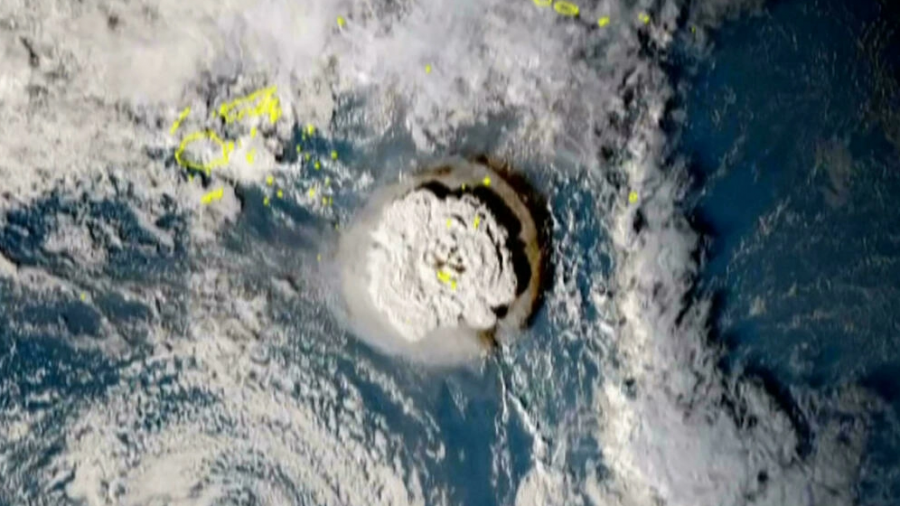 ثوران بركان في المحيط الهادئ يسبّب موجات تسونامي