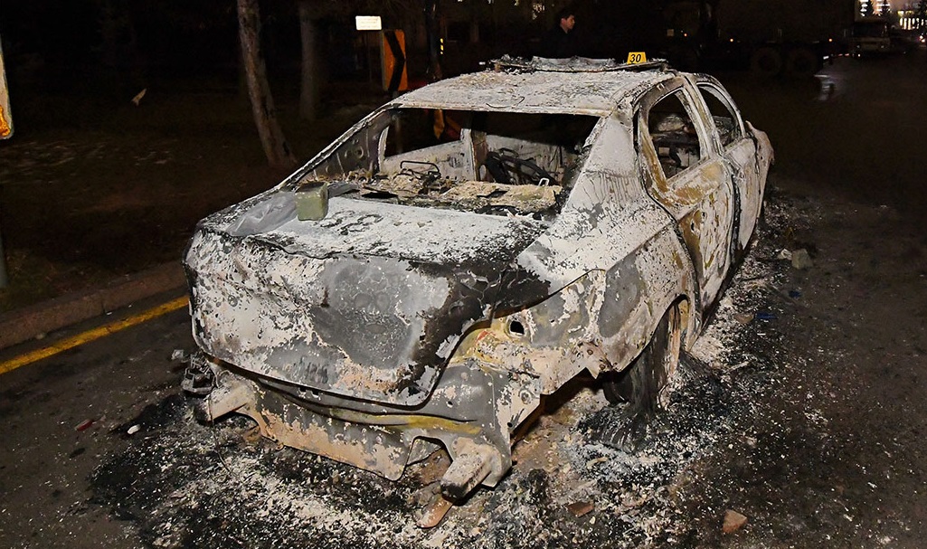 بعد يوم من الاحتجاجات/ قتلى وسيارات ومبان محترقة في شوارع كازاخستان (صور)