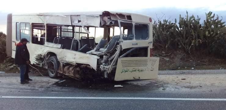 أولاد حفوز/ إصطدام شاحنة ثقيلة بحافلة لنقل التلاميذ (صور)