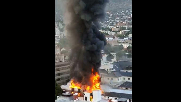 جنوب إفريقيا/ حريق ضخم يأتي على مقر البرلمان