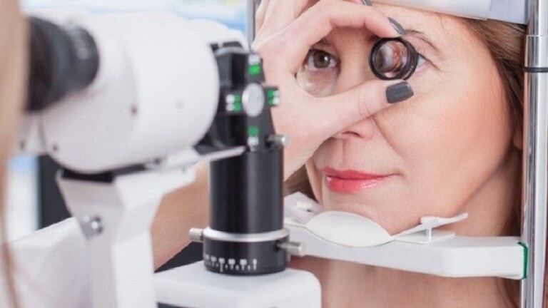 طبيبة عيون تحذر من خطر فقدان البصر بعد الإصابة بكورونا