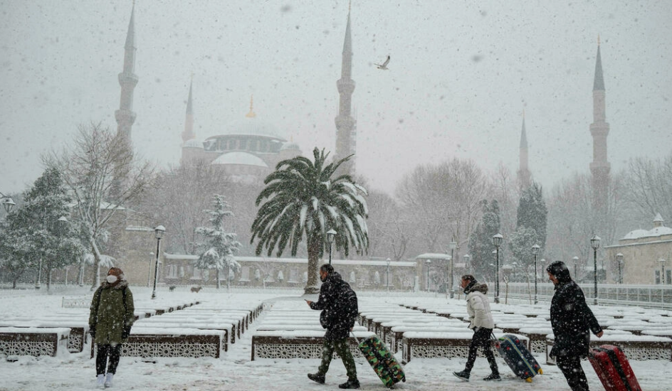 بسبب الثلوج/ تونسيون يعلقون في مطار إسطنبول