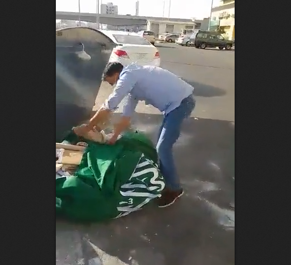 شاهد الفيديو/ علم السعودية في القمامة!