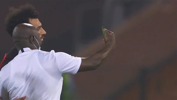 بعد خسارة مصر/ مدرب نيجيريا يحرج محمد صلاح بـ “سلفي”