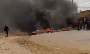 احتجاجات وحرق عجلات مطاطية أمام إعدادية عقارب (فيديو)
