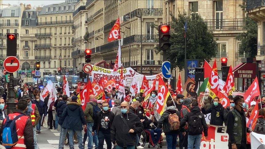 عشرات آلاف الفرنسيين يتظاهرون ضدّ “شهادة التلقيح”