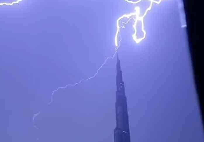 شاهد لحظة ضرب صاعقة رعدية قمة برج خليفة (فيديو)