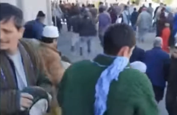 شاهد الفيديو/ اندلاع قتال داخل مسجد