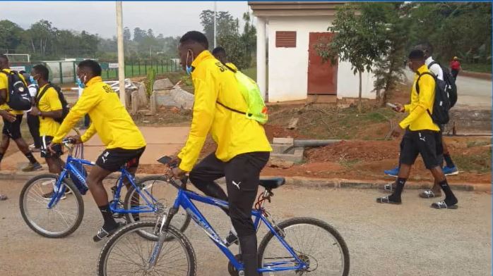 مهزلة أخرى في “الكان”/ لاعبو السنغال يذهبون إلى التدريب على دراجات