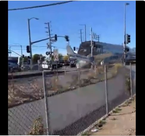 مشاهد تحبس الأنفاس/ محاولة إنقاذ طيار سقطت طائرته على السكة عند مرور القطار (فيديو)