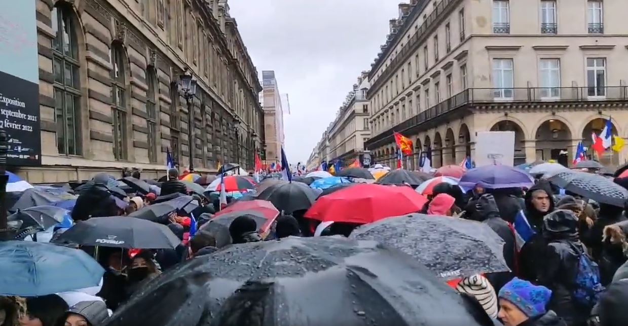 مظاهرات في باريس ضد شهادة التلقيح وماكرون (فيديو)