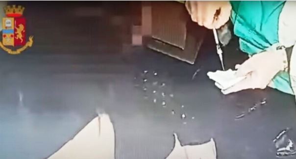 شاهد الفيديو/ كاميرا سرية تفضح ممرضة تحقن اللقاح خارج الأذرع