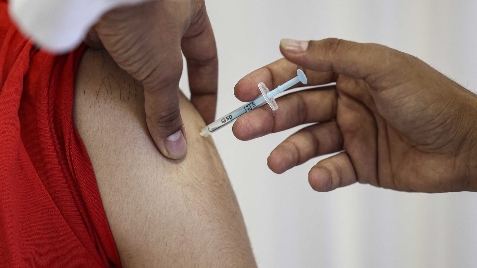 أول دولة في العالم تُوقف تطعيمات كورونا