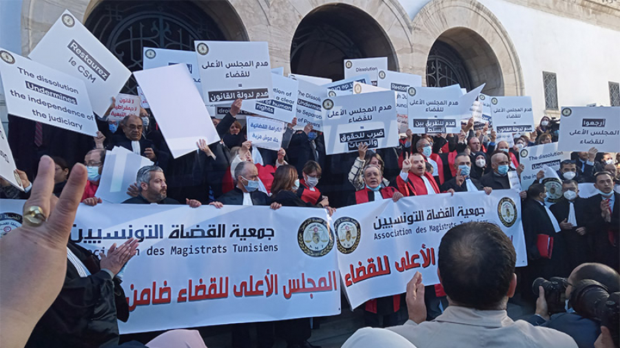 بالصور/ القضاة يحتجون ويطالبون بفك الحصار عن “المجلس الأعلى للقضاء”