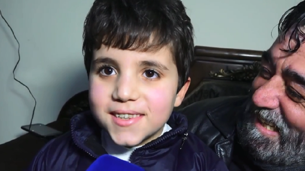 شاهد/ الطفل فواز يتحدّث عن تفاصيل مريعة حول تعذيبه من قبل مختطفيه