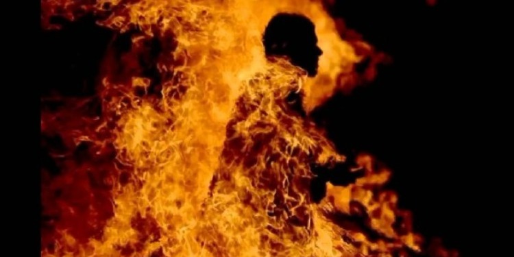 القصرين/ شاب يُضرم النار في جسده وسط المدينة