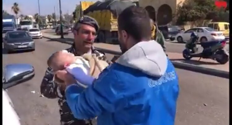 شاهد الفيديو/ يتخلى عن طفلته لعدم تمكنه من تأمين الطعام لها