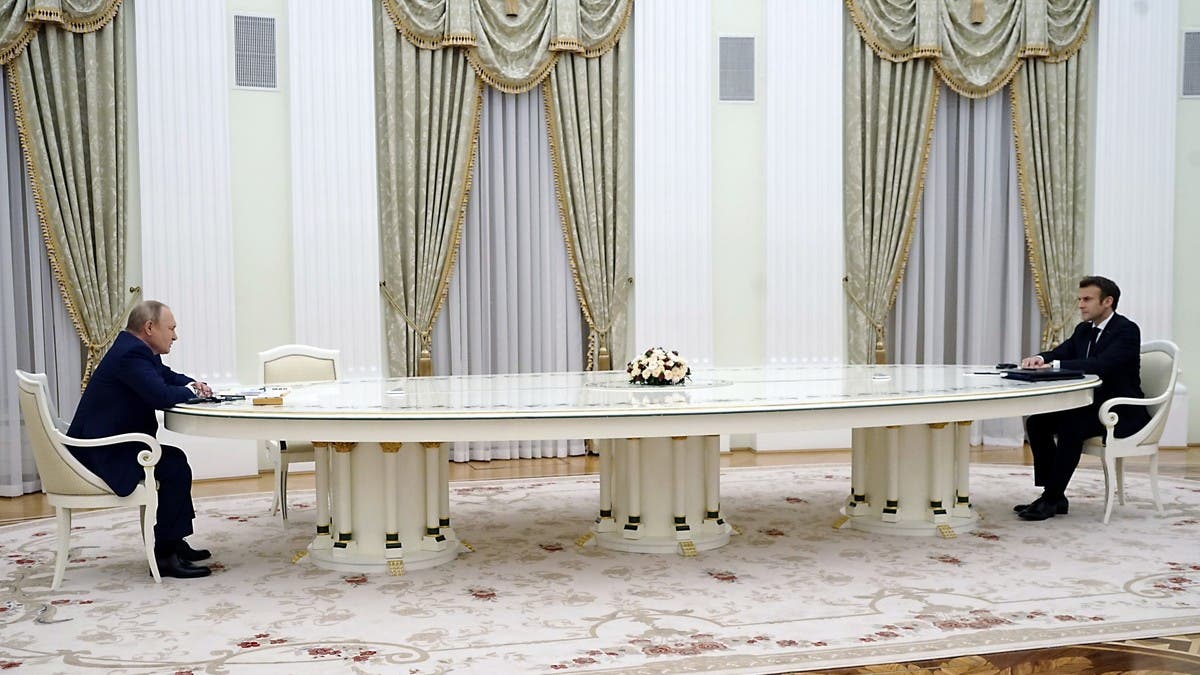 هكذا برر الكرملين نصب طاولة اجتماع طويلة عند لقاء بوتين بماكرون