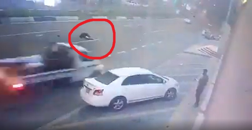شاهد الفيديو/ سيارة مسرعة تصدم امرأة لدى عبورها الشارع