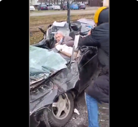 فيديو صادم/ دبابة روسية تتعمد دهس سيارة بضاحية كييف!؟