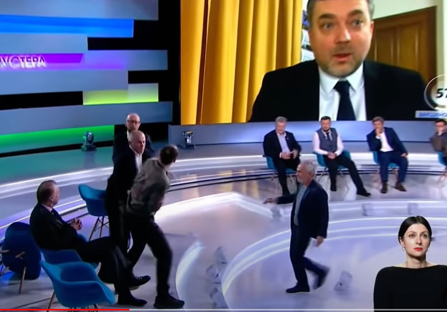 شاهد الفيديو/ صحافي أوكراني يصفع سياسيا في المباشر