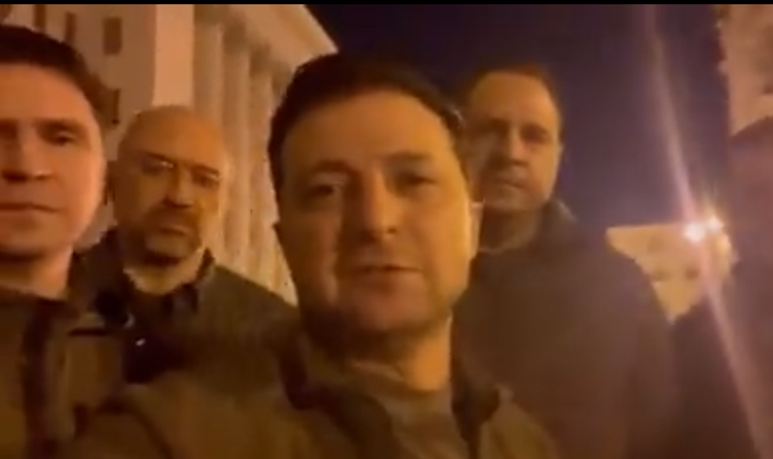 زيلينسكي يفنّد إشاعة فراره من أوكرانيا وينشر فيديو باللباس العسكري