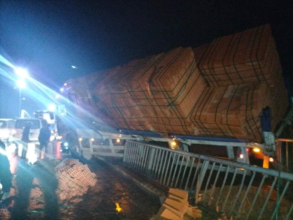 حادث خطير/ انحراف شاحنة ثقيلة محمّلة بالآجر فوق جسر بنزرت (فيديو وصور)