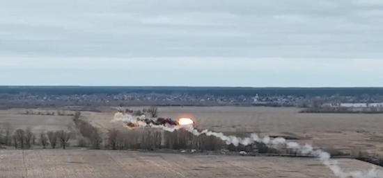 شاهد لحظة إسقاط مروحية روسية في أوكرانيا (فيديو)