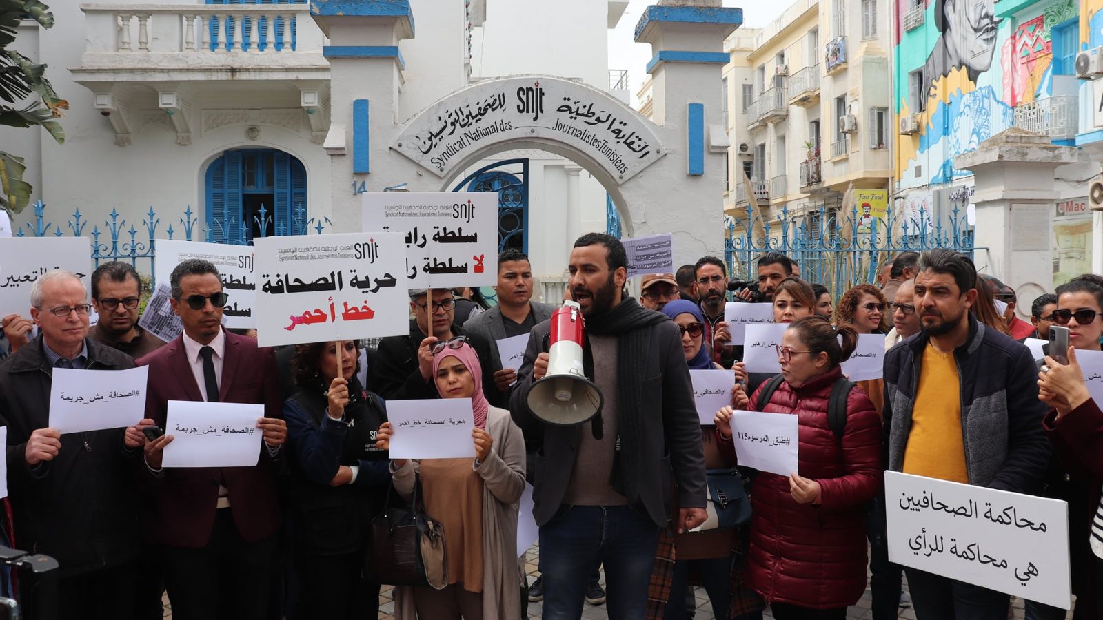 الصحفيون في وقفة تضامنية مع خليفة القاسمي وزميليه