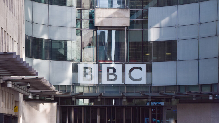 “بي بي سي” تعلن عودة تغطيتها للأحداث من روسيا