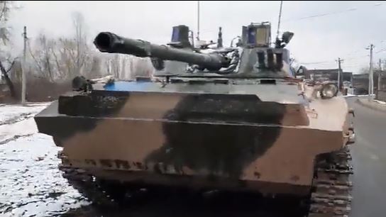فيديو/ أوكرانيون يستولون على دبابة روسية ويرفعون عليها علمهم