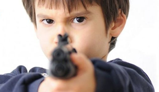 طفل الـ 3 سنوات يقتل والدته بمسدس والده