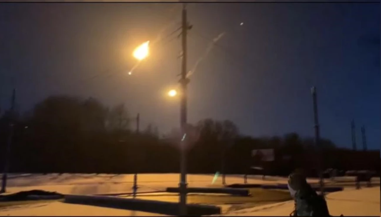 شاهد/ لحظة إسقاط القوات الأوكرانية مقاتلة روسية فوق خاركيف