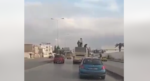 فيديو/ مسافرون فوق سقف حافلة “نقل تونس” وما من رقيب