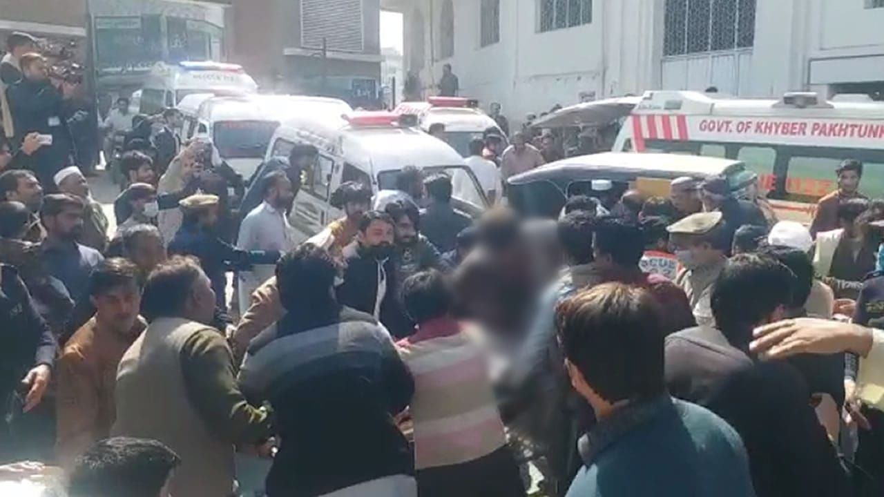 خلال صلاة الجمعة/ 30 قتيلا و56 جريحا في انفجار بمسجد (فيديو)
