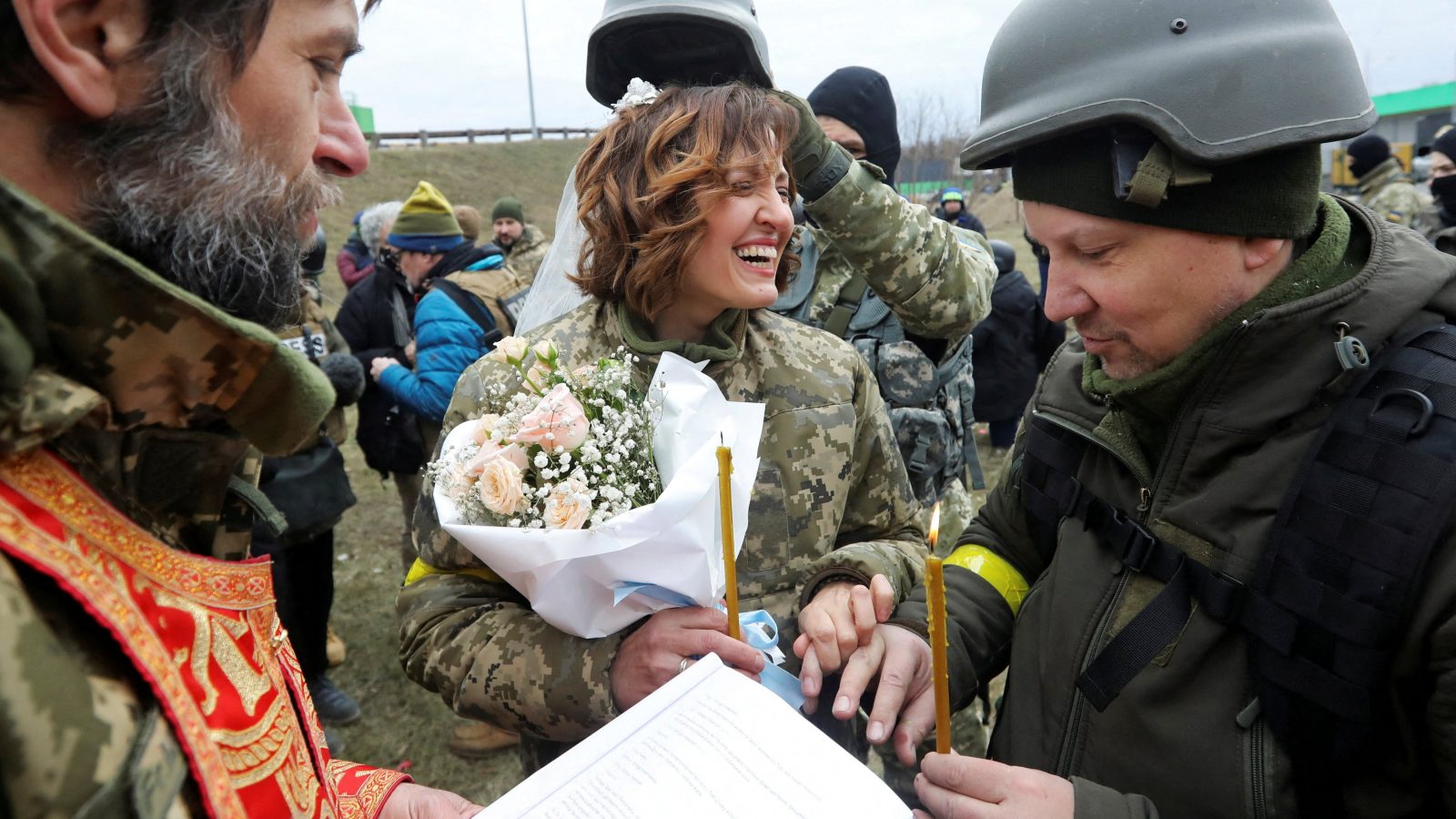 شاهد الفيديو: أوكرانيان يتزوجان في الجبهة  